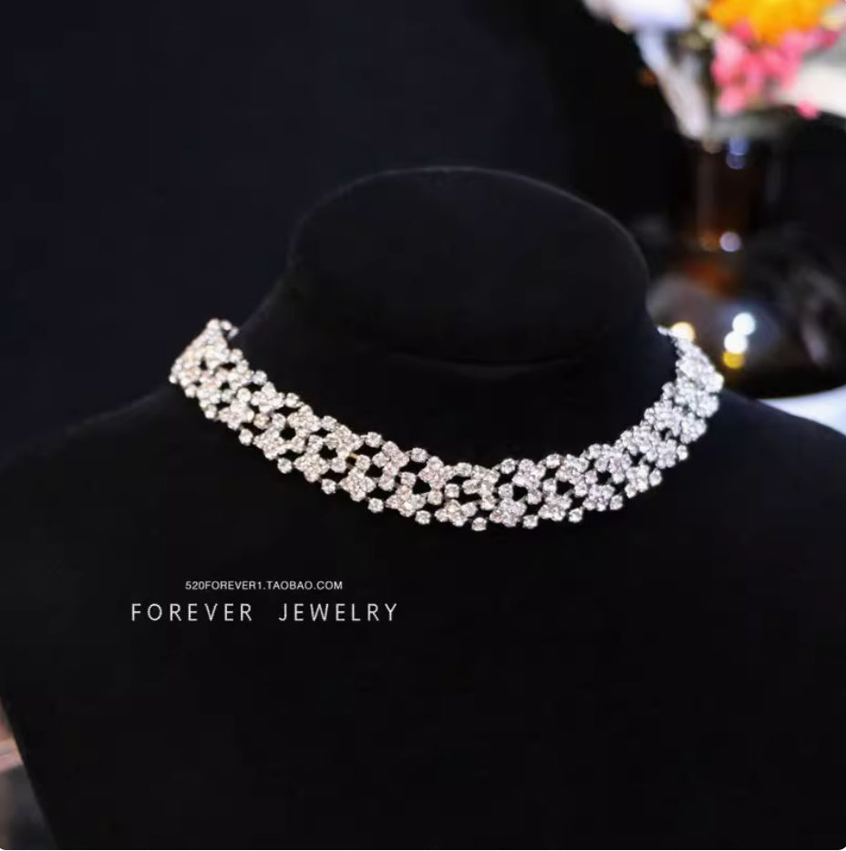 Adjustable Sparkling Rhinestone Choker Necklace – Minimalist Bridal & Evening Wear Accessory