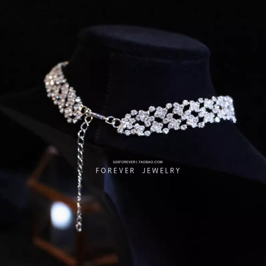 Adjustable Sparkling Rhinestone Choker Necklace – Minimalist Bridal & Evening Wear Accessory